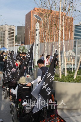 ▲ 서울로7017을 행진하고 있는 참가자들.