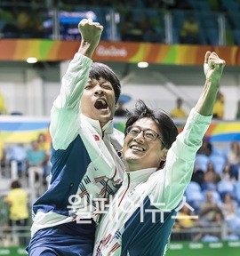 ▲ 리우패럴림픽에서 금메달을 획득한 정호원 선수(왼쪽)와 권철현 코치의 모습. ⓒ웰페어뉴스 DB