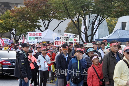 ▲ 참가자들이 청운효자동 주민센터까지 행진을 진행하고 있다.
