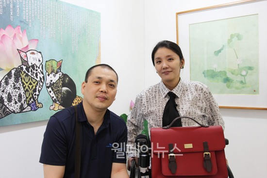 ▲ (오른쪽부터) 최지현 작가와 그의 남편인 조남현 씨가 2017 장애인창작아트페어에서 함께 개인공간에서 관람객을 맞이하고 있다.