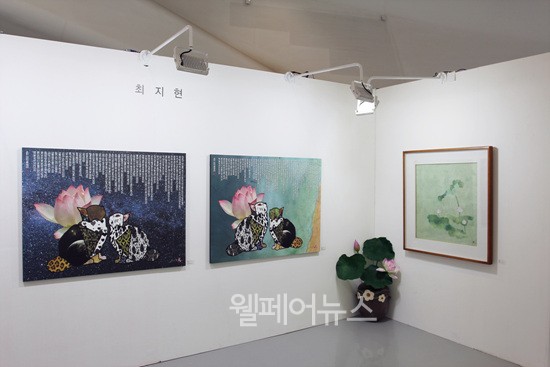 ▲ (왼쪽부터) 연꽃을 다양한 모습의 한국화로 표현한 최 작가의 작품이 걸려있다.