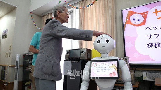 ▲ 일본 요코하마의 한 요양원에서 페퍼로봇을 시연하고 있다. ⓒ복지TV
