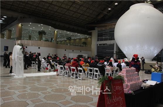 ▲ KAC 결혼식이 23일 김포공항 내 달항아리 앞에서 치러졌다.