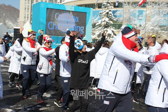 ▲ 입촌식을 즐기는 국가대표 선수단과 공연단의 모습. ⓒ정두리 기자