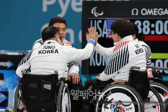 ▲ 2018평창동계패럴림픽 예선 첫 경기를 승리로 시작한 휠체어컬링대표팀. ⓒ전진호 기자