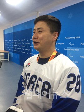 ▲ 10일 열린 아이스하키 한일전에서 첫 득점 이뤄낸 대한민국 장동신 선수가 인터뷰를 진행하고 있다.
