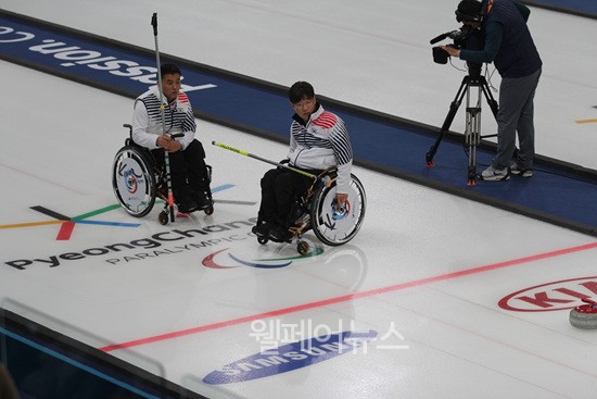 ▲ 휠체어컬링 대표팀 차재관 선수(왼쪽)와 서순석 선수가 작전을 이야기 하고 있다. ⓒ전진호 기자