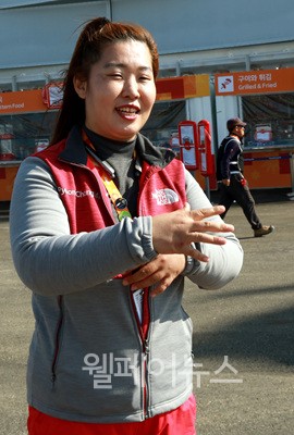 ▲ 2018 평창 동계패럴림픽 기간 동안 평창 올림픽플라자에서 수화통역 지원서비스 자원봉사를 하고 있는 김순예 씨.