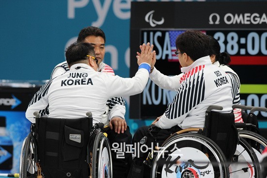 ▲ 2018평창동계패럴림픽에 출전한 휠체어컬링 국가대표팀이 15일 예선 10번째 경기에서 8승2패로 4강행을 확정했다.  사진은 지난 10일 경기 모습.