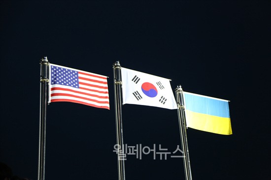 ▲ 평창올림픽파크 메달플라자에 오른 태극기.
