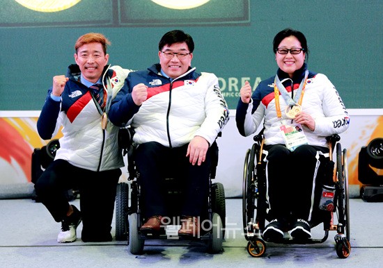 ▲ 선수들의 얼굴이 새겨진 메달을 전달하는 기념식 뒤 기념사진 촬영에 임하고 있다.