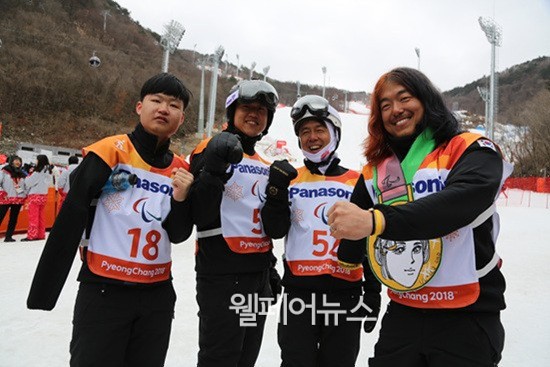 ▲ 스노보드를 마친 (왼쪽부터)박수혁 김윤호 최석민 박항승 선수가 기념사진을 찍고 있다.