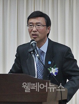 ▲ 한국자폐인사랑협회 김용직 회장이 블루라이트 기념식에 참석했다.