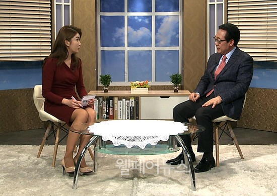 ▲ 복지TV '나눔과 배려의 현장' 프로그램에 출연한 서울시사회복지협의회 정연보 회장이 대담을 나누고 있다.