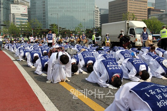 ▲ 광화문광장을 시작으로 효자치안센터까지 삼보일배를 하는 참가자들의 모습. @조권혁 기자