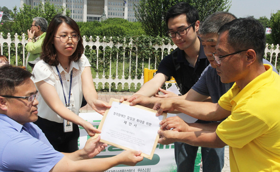 장애벽허물기 관계자들이 청각장애인 참정권에 관한 요구안을 정의당 윤소하 의원 측에 전달했다.