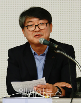 경기사회복지관협회 고일웅 회장이 발언하고 있다.