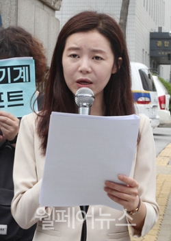 장애인차별금지추진연대 자문변호사인 김진영 변호사가 소송 취지를 설명하고 있다.