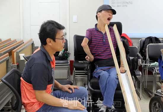 김태열 활동지원사(왼쪽)와 이용자 박지호 씨(오른쪽)이 보치아 경기를 진행하고 있다.