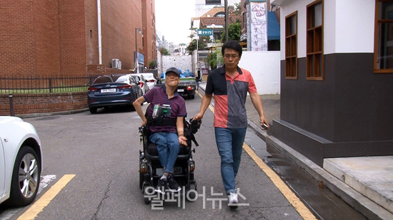 이용자 박지호 씨(왼쪽)와 김태열 활동지원사(오른쪽).