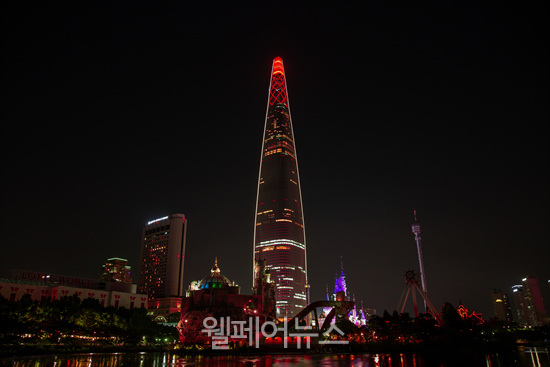 스페셜올림픽 창립 50주년을 맞아 서울 롯데타워에 붉은 빛이 점등됐다. ⓒ스페셜올림픽코리아