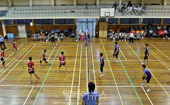 지난 18일 홍성여자고등학교에서 안동 연명학교와 충남 덕산고등학교의 배구경기가 진행됐다.