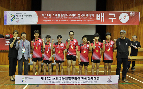 제14회 스페셜올림픽코리아 전국하계대회 배구종목 우승한 안동 연명학교 선수들이 기념사진 촬영에 임하고 있다.
