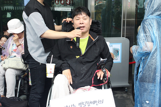 발언을 하고 있는 서울시장애인자립생활센터협의회 최용기 회장