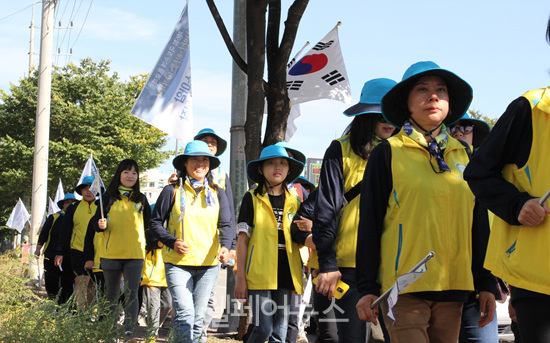 걷기 대회 참가자들이 행진을 시작했다. ⓒ조권혁 기자