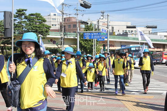 걷기 대회 첫 날 참가자들이 목적지를 향해 걷고 있다. ⓒ조권혁 기자