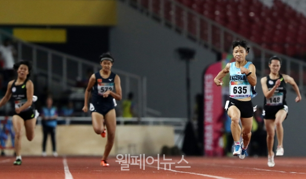 대한민국 장애인 육상 간판 전민재 선수(41)가 2018인도네시아장애인아시아경기대회 여자 200m T36에서 금메달을 목에 걸며 4년 전 인천 대회에 이어 2연패에 성공했다. ⓒ대한장애인체육회