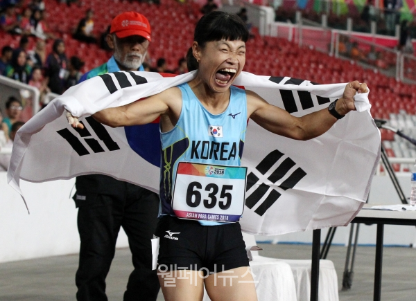 대한민국 장애인 육상 간판 전민재 선수(41)가 2018인도네시아장애인아시아경기대회 여자 200m T36에서 금메달을 목에 걸며 4년 전 인천 대회에 이어 2연패에 성공했다. ⓒ대한장애인체육회