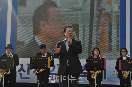 14일 희방복지영남방송 김명수회장님이 청춘가요제 무대에서 인사말을 하고 있다. @한창기기자