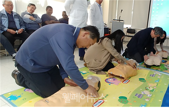 일산직업능력개발원 교직원이 응급처치 교육에 참여 중이다. ⓒ한국장애인고용공단 일산직업능력개발원