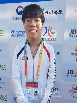 제38회 전국장애인체육대회에 출전한 정봉기 선수가(19, 광주장애인수영연맹) 한국 신기록을 세웠다.