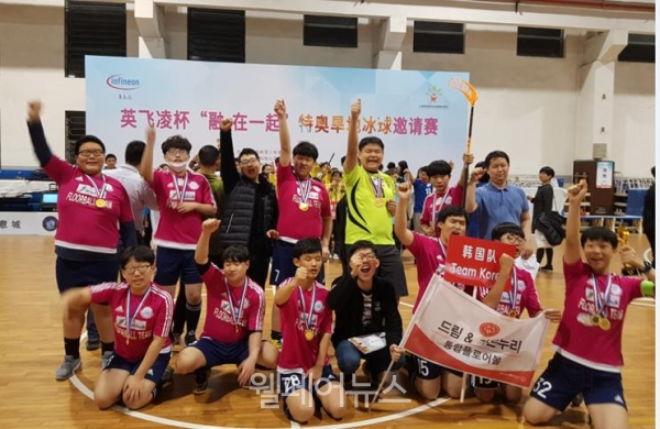 전라북도특수심리&운동발달센터 소속 드림&가온누리 플로어볼팀이 중국 상해 대회에서 우승을 차지했다.  ⓒ전라북도특수심리&운동발달센터