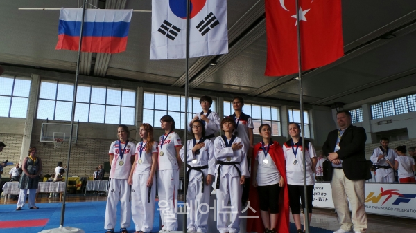 2013 소피아 데플림픽대회 품새 단체전에서 금메달을 목에 건 김진희 선수(앞줄 왼쪽 4번째). ⓒ대한장애인체육회