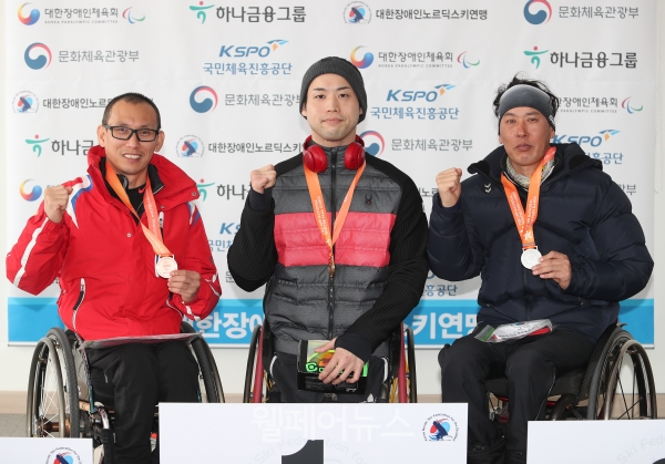 전국장애인동계체육대회 남자 크로스컨트리스키 3km 좌식 금메달을 획득한 원유민 선수(가운데).  ⓒ대한장애인체육회