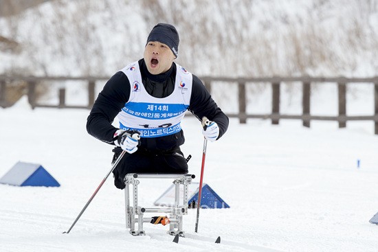 지난 2월 개최된 제14회 전국장애인동계체육대회에서 노르딕스키에 출전한 원유민이 경기를 펼치고 있다.  ⓒ대한장애인체육회