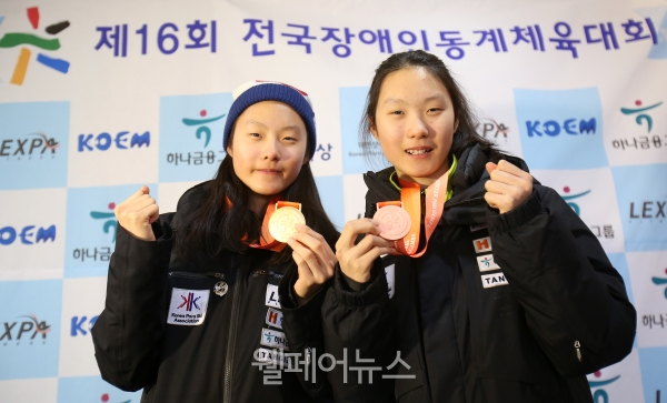 18-19시즌 첫 국가대표가 된 최사라(왼쪽) 최길라 쌍둥이 자매. 두 선수는 제16회 전국장애인동계체육대회 알파인스키에서 최사라 선수가 금메달 두개, 최길라 선수가 동메달 두개를 목에 걸었다. ⓒ대한장애인체육회