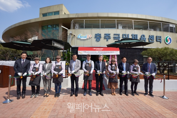 지난 12일 충주국민체육센터 광장에서 카페 아이갓에브리씽 38호점 개소식이 열렸다. ⓒ한국장애인개발원