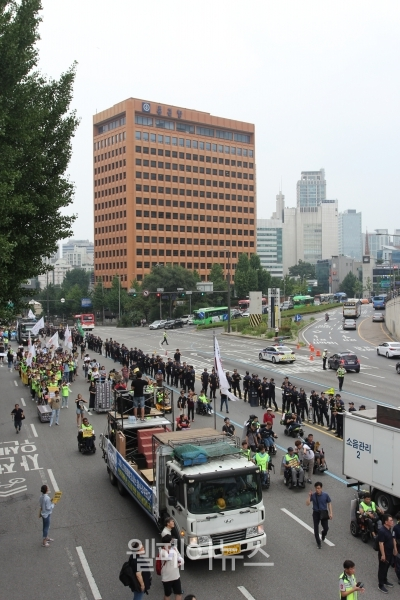 전국장애인차별철폐연대는 오후 4시 더불어민주당 당사 앞을 향해 행진을 시작했다.
