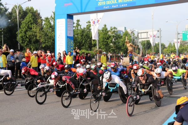 제27회 서울국제휠체어마라톤대회 풀 코스 마라톤 선수들이 출발하고 있다. ⓒ한국지체장애인협회