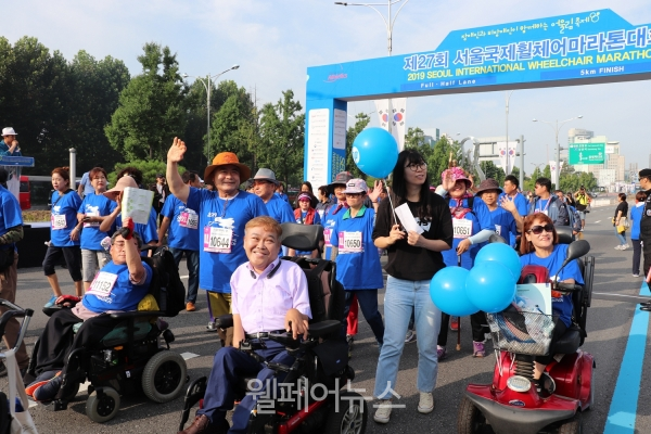 제27회 서울국제휠체어마라톤대회 5km 어울림 부문 참가자들의 모습. ⓒ한국지체장애인협회