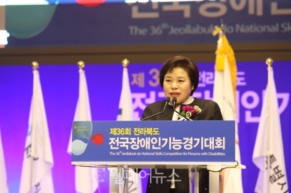 “개회를 선언합니다.” 한국장애인고용공단 조종란 이사장이 대회사를 전하고 있다. ⓒ한국장애인고용공단