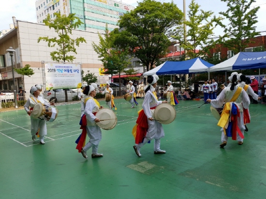 2019 석남 어울림마당을 여는 서구노인복지관 풍물동아리의 길놀이 공연이 열리고 있다.ⓒ석남어울림마당 추진단