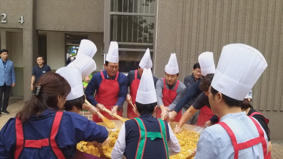 주민 화합을 상징하는 대형비빔밥만들기 퍼포먼스가 진행되고 있다.ⓒ석남어울림마당 추진단