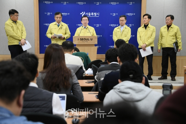 박원순 서울시장은 21일 오전 긴급 브리핑을 열어 코로나19 지역사회 확산 차단을 위한 방침을 밝혔다. ⓒ서울시