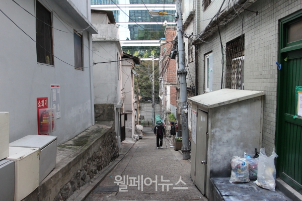 서울 남대문쪽방촌 오르막길을 목발을 짚은 주민이 오르고 있다. ⓒ손자희 기자