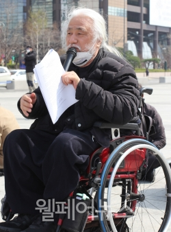 전국장애인야학협의회 박경석 이사장.